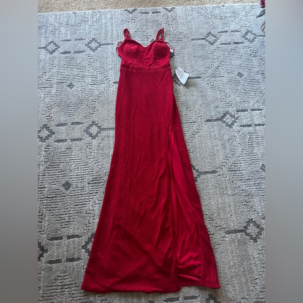 Elegant Red Maxi/Long/Formal/Prom Dress – New With Tags. Lace back. Slit. Size 3